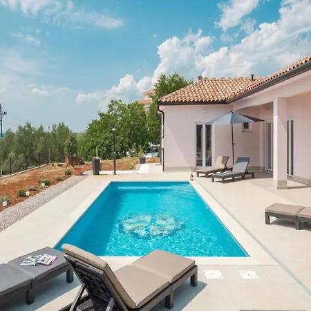 Three Bedroom Villa, Pool, Private Garden Labin (Istria)