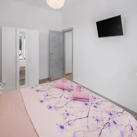Βίλα Three Bedroom Villa, Pool, Private Garden