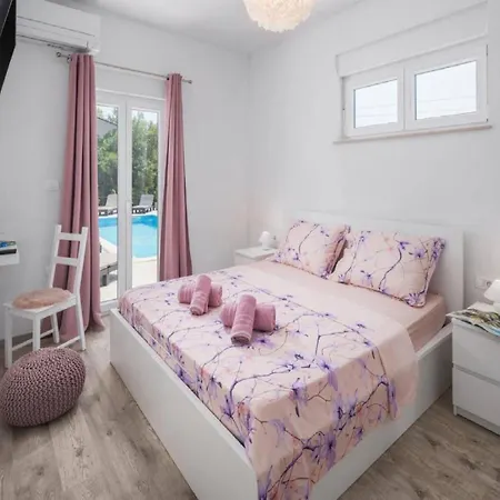 Three Bedroom Villa, Pool, Private Garden Willa *