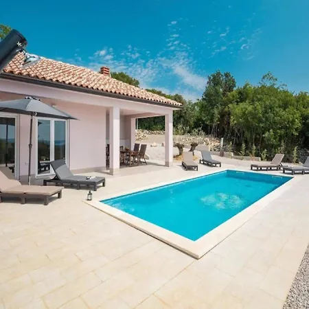 Villa Three Bedroom Villa, Pool, Private Garden *